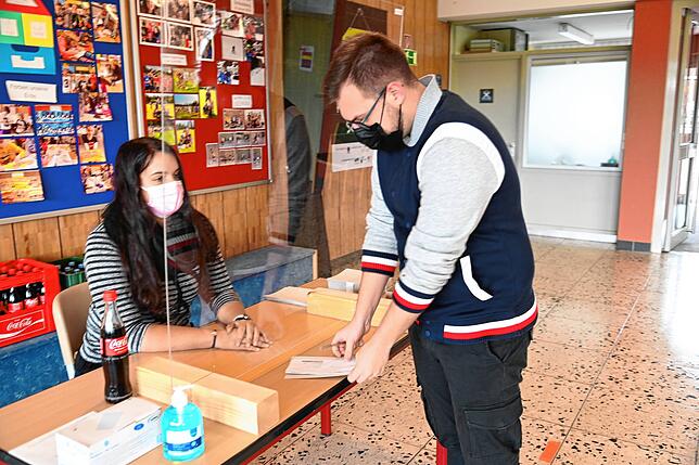 Niclas Kuntz in St. Georgen beim Empfang des Wahlscheines durch Samira Bensmail.