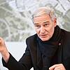 Typisch Karl Langensteiner-Schönborn: Der Konstanzer Baubürgermeister sieht sich als Stadtentwickler, der Bleistift wirkt in seiner Hand ...