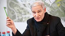 Typisch Karl Langensteiner-Schönborn: Der Konstanzer Baubürgermeister sieht sich als Stadtentwickler, der Bleistift wirkt in seiner Hand ...