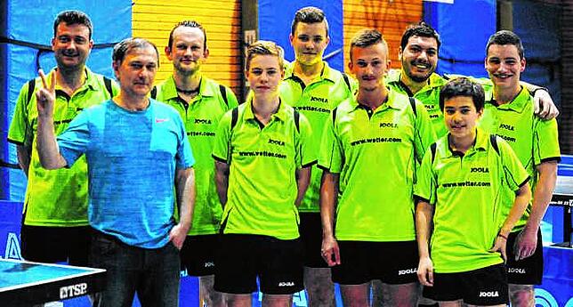 Ein Bild von 2016: Das Aufsteigerteam des TTC Singen (von links): Stefan Goldberg, Trainer und Betreuer Rudi Stumper, Adam Robertson, ...