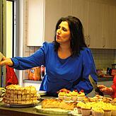 „Alle Hände voll zu tun“ haben Rangina Zamani (links) und Christa Lutz am Kuchenbuffet.