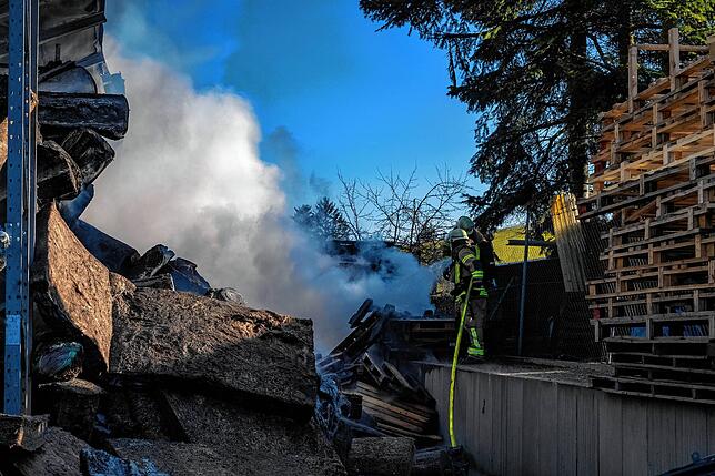 Teile der Halle stürzen bei dem Feuer ein.
