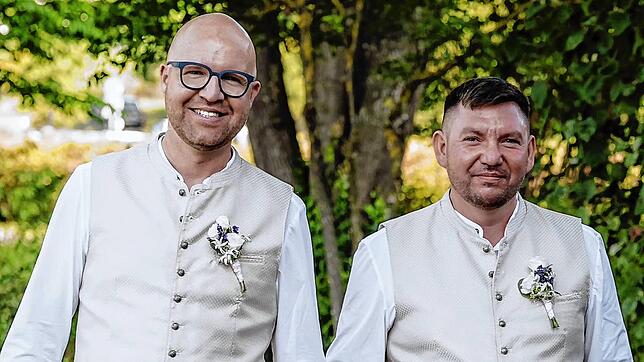 Bürgermeister Oliver Gortat mit Ehemann Rustam Gortat (von links).