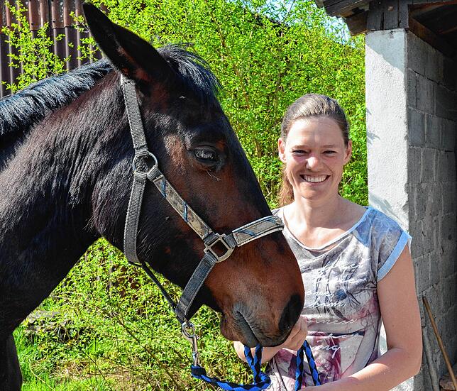 Nicole Kessler hat ihr Pferd Summer von der Koppel geholt.