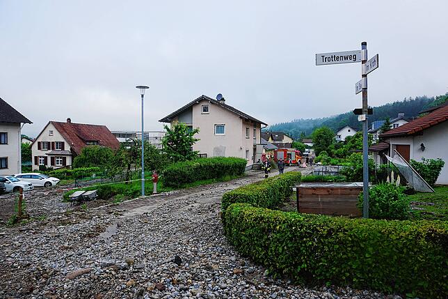 Bild 1: Schlammlawinen und eingesunkene Autos als Folgen: So schlimm wütete das Unwetter in den Gemeinden Küssaberg und Klettgau