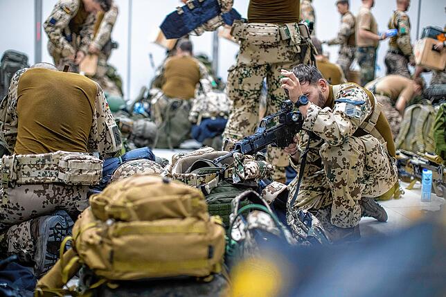 Fallschirmjäger bereiten sich auf den bevorstehenden Einsatz während der Evakuierungsoperation vor. Nach der Machtübernahme der Taliban ...