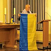 Stockachs Bürgermeister Rainer Stolz zeigt mit der blau-gelben Flagge und mit der Armbinde der Orangen Revolution seine Solidarität mit ...