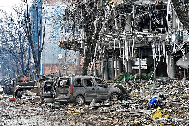 Ein beschädigtes Gebäude nach Beschuss von russischen Streitkräften in der zweitgrößten Stadt der Ukraine Charkiw.