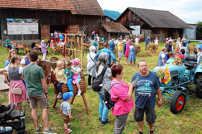 Die vielen bäuerlichen Vorführungen sorgten auch bei Kindern für großes Interesse zum Mitmachen.