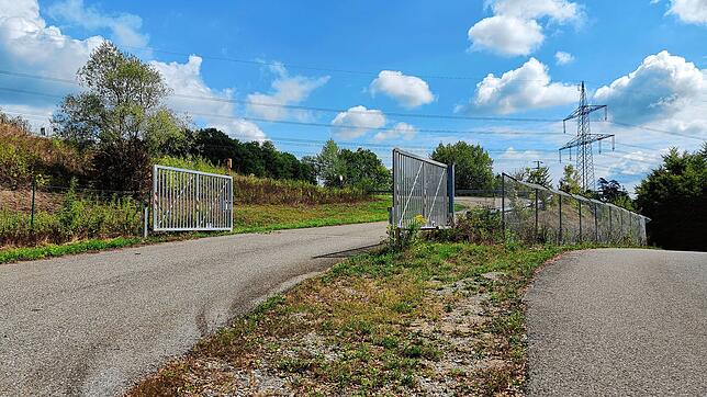 Dieses Betriebstor für die Autobahnmeisterei in der Nähe der Dorfbachtalbrücke stand wochenlang offen.