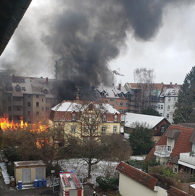 Die Feuerwehr kann die Ausbreitung des Feuers auf andere Gebäude verhindern.