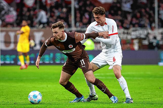 Freiburgs Patrick Osterhage (r) und St.Paulis Johannes Eggestein im Kampf um den Ball.