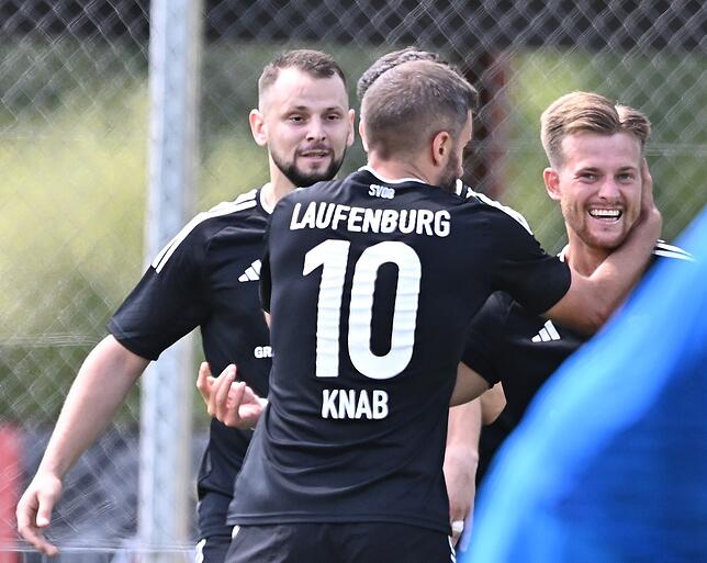 Sieg im Hinspiel: Emanuel Esser (rechts) sicherte dem SV 08 Laufenburg in der Hinrunde bei der U23 des Freiburger FC in einem engen ...