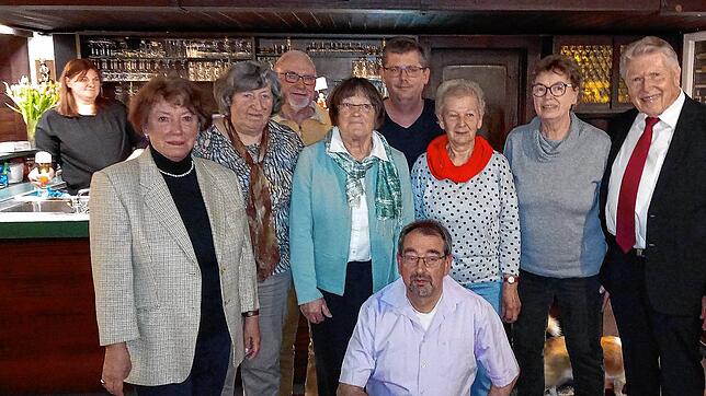 Der neue Vorstand (von links): Kassiererin Ingrid Büche, Frauenbeirätin Helga Ebner, Beisitzer Hermann Stoll, Vize-Vorsitzende Elisabeth ...