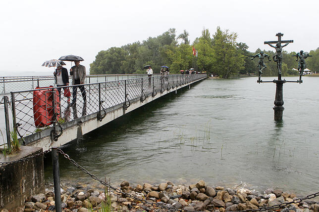 Bild 2: Durch den See auf die Mainau laufen? Theoretisch ist das jetzt möglich. Wir zeigen die Folgen des aktuellen Niedrigwassers in Konstanz