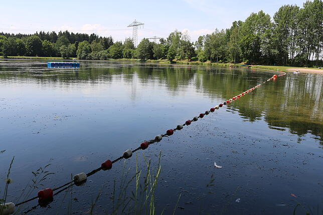 Bis zur Kette ist die Badewelt auf dem Riedsee-Campingplatz in Ordnung. Im Nichtschwimmerbereich gibt es einen Sandboden.