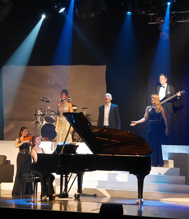 Großes Finale v.li.: Die „Classic Twins“ Katrin (Violine) und Hanna (Klavier) Friedrich, Musicaldarstellering Isata Kamara, ...