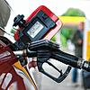 Zum Tanken über die Grenze: Immer mehr Deutsche fahren zum Tanken in die Schweiz. Aber auch Schweizer tanken nach wie vor in ...