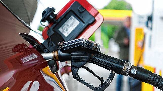 Zum Tanken über die Grenze: Immer mehr Deutsche fahren zum Tanken in die Schweiz. Aber auch Schweizer tanken nach wie vor in ...