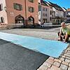 Andree Pohl (rechts) und seine Kollegen von der Firma Schöppeler decken die frisch verfugten Flächen auf dem Villinger Münsterplatz zum ...
