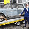 Der Regionspräsident des Veneto, Luca Zaia, steht neben dem Lancia Fulvia, den der Schreibwarenhändler Angelo Fregolent 1974 vor seinem ...