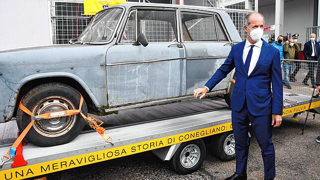 Der Regionspräsident des Veneto, Luca Zaia, steht neben dem Lancia Fulvia, den der Schreibwarenhändler Angelo Fregolent 1974 vor seinem ...