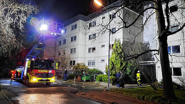 Im Keller dieses Mehrfamilienhauses ist das Feuer am Sonntagabend, 20. März, ausgebrochen. Das Gebäude ist laut Polizei vorerst nicht ...