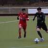 Hüseyin Süzer (VfB Villingen, links) im Duell mit Lucas Finkbeiner von der SG Marbach/Rietheim.