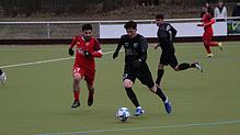 Hüseyin Süzer (VfB Villingen, links) im Duell mit Lucas Finkbeiner von der SG Marbach/Rietheim.