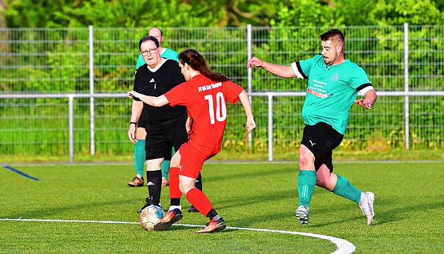 Bild 6: Mira Franzen spielt Fußball bei den Männern des FC 08 Bad Säckingen II – wir haben Fotos!