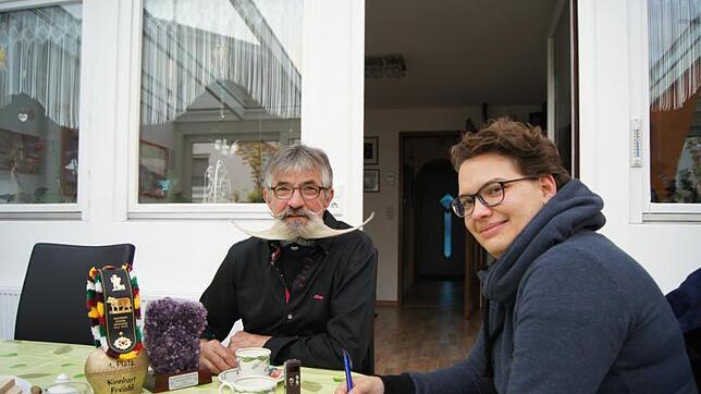 Stolz auf Bart und Erfolge: Marijan Vidakovic im Gespräch mit Redakteurin Dana Coordes. Vor ihm auf dem Tisch stehen die Pokale, die er ...
