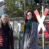 Nicole Hubmann (links) und Anjuschka Krämer am Bahnübergang vor dem Sipplinger Bahnhof, wo am 15. Oktober 2018 ein Regionalexpress gegen ...
