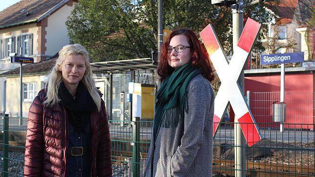 Nicole Hubmann (links) und Anjuschka Krämer am Bahnübergang vor dem Sipplinger Bahnhof, wo am 15. Oktober 2018 ein Regionalexpress gegen ...