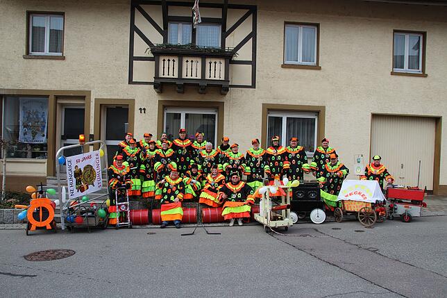 Lautstark durch die Stadt: Die Narrenwecker der Narrenzunft Hungrige Stühlinger vor dem Haus der Narrenmutter Gaby Böhler. Anlässlich ...