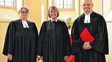 Dekanin Regine Klusmann (Mitte) konnte Pfarrerin Anja Kunkel und Pfarrer Uwe Reich-Kunkel nach einer Verzögerung durch die ...