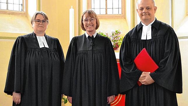 Dekanin Regine Klusmann (Mitte) konnte Pfarrerin Anja Kunkel und Pfarrer Uwe Reich-Kunkel nach einer Verzögerung durch die ...