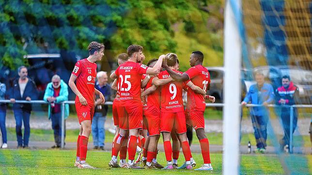 Nico Kunze brachte den 1. FC Rielasingen-Arlen mit 1:0 in Führung, Pascal Rasmus machte mit dem 2:0 den Deckel drauf aufs Derby beim FC ...