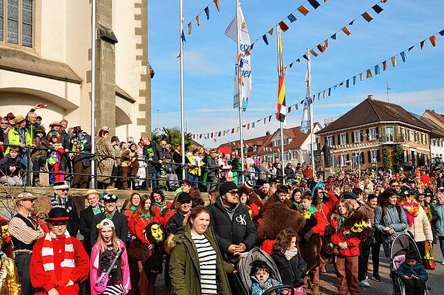 Das schöne Wetter war sicherlich auch mit ein Grund, dass sehr viele Besucher den Rathaussturm und das Narrenbaumstellen vor Ort ...