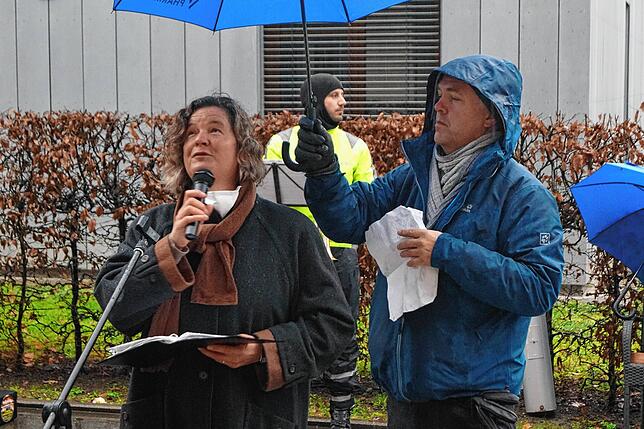 Dezember 2020: Der kleine Posaunenchor ist zu Gast, Claudia Tissler-Buhr hält Gottesdienst im Freien, ihr Ehemann beschirmt sie.