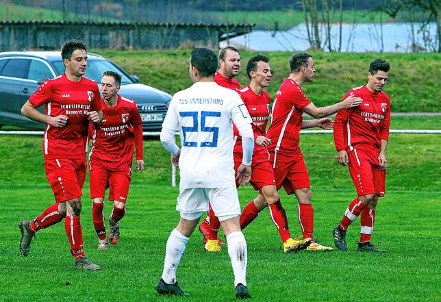 Die Gögginger jubeln nach dem 1:0 durch Thomas Bretmann (rechts).