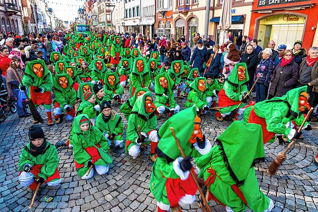 So kennt man sie: Beim Kinderumzug am Schmotzigen Donnerstag 2020 in Villingen sind die jungen Hexen auf der Gass‘.