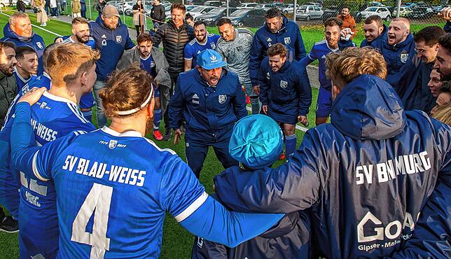 Eingespieltes Team: Die Trainer Giuseppe Stabile (Mitte) und Alija Kapidzija (von rechts, mit Sportjacke) setzen mit Aufsteiger SV BW ...