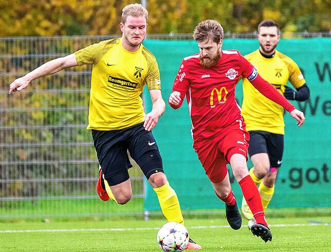 Verfolgerduell: Für Marco Weimann (Mitte) und den FC Wallbach zählt im Verfolgerduell gegen die Reserve des TuS Efringen-Kirchen nur ein ...