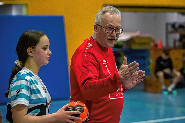 Anleitung: Trainer Jürgen Helfer zeigt seinen Schützlingen im Training der weiblichen D-Jugend des DJK Bad Säckingen wie es geht.