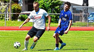 Traumtor: Patrick Keller (links, mit André Ferrara) traf den Ball zur 2:0-Führung beim 6:1-Sieg der SG FC Wehr/Brennet gegen den SV ...
