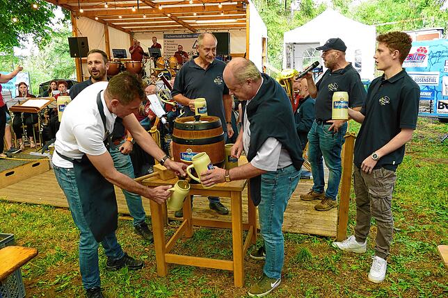 Bild 23: Hunderte Gäste strömen zum Auftakt an das 68. Waldfest in der Geschichte des Musikvereins Aufen.