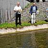 Vor dem von den Zisterziensermönchen gebauten Aachkanal durch das Salemer Schlossareal präsentieren Michael Hörrmann, Geschäftsführer ...