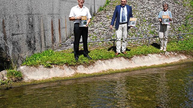 Vor dem von den Zisterziensermönchen gebauten Aachkanal durch das Salemer Schlossareal präsentieren Michael Hörrmann, Geschäftsführer ...