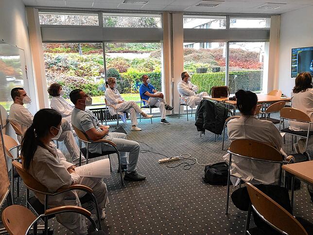 Regelmäßig besprechen alle Ärzte die momentanen Situationen ihrer Patienten im Besprechugsraum.