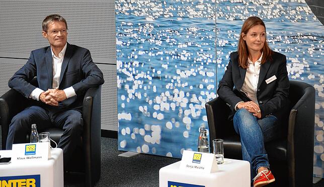 Messechef Klaus Wellmann und Sonja Meichle, Vizepräsidentin des Bundesverbandes Wassersportwirtschaft aus Kressbronn, präsentieren ...